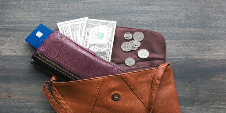 How to Make Money Selling Handbags Online